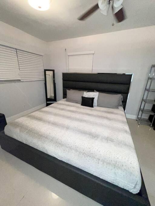 Casa vacanze Modern Oversized 3 Bedroom In Location